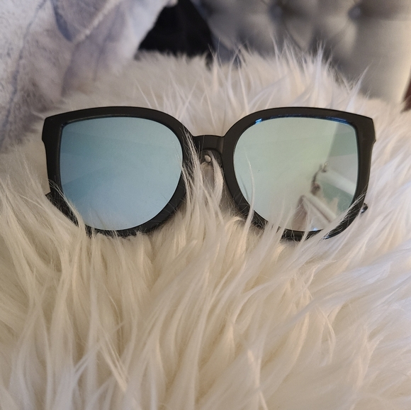 Sun Glasses - Picture 3 of 5